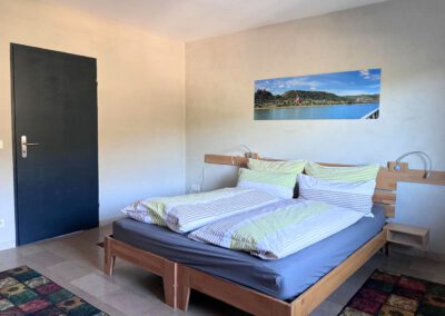 Schlafzimmer mit Doppelbett und Aussicht Ferienwohnung Rheinblick 549 Oberwesel